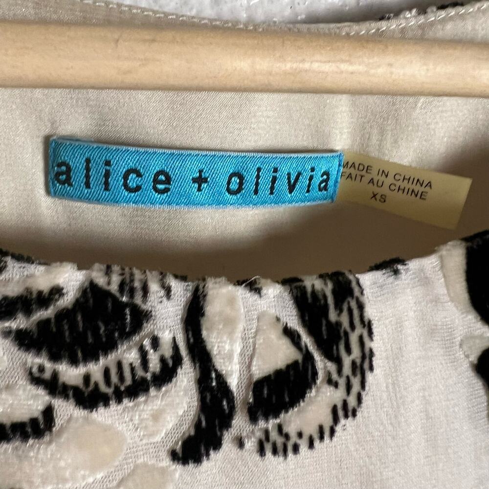 Alice + Olivia White Black Brushed Floral Silk Blend Batwing Flounce Top Size XS - Picture 7 of 9